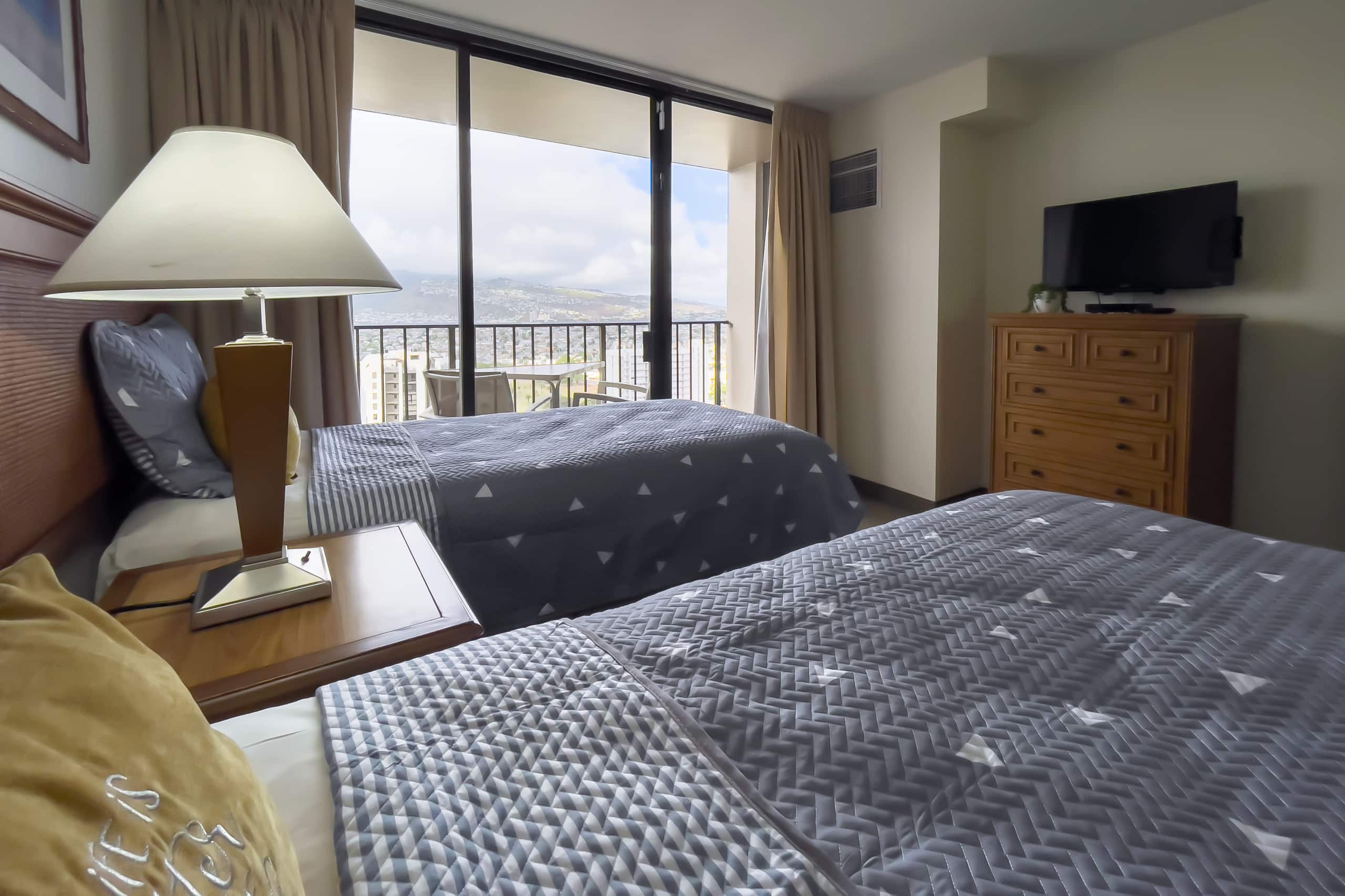 Condo in Honolulu · ★4.92 · 1 bedroom · 3 beds · 1 private bath - Image 19