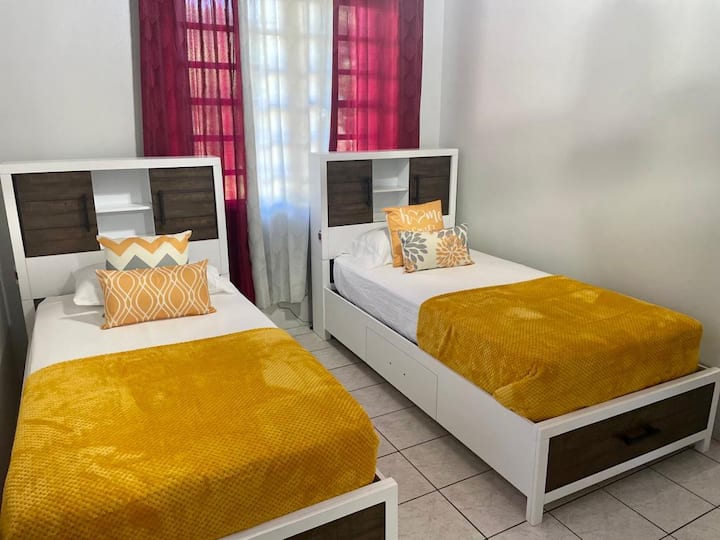 Chambre 1-  Deux lits jumeaux se transforment facilement en un lit King Size avec climatisation et télévision connectée.