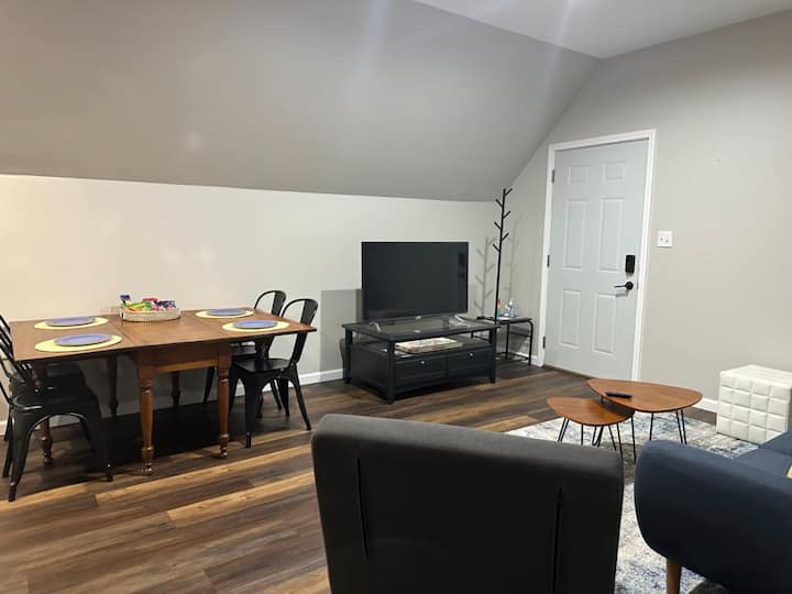 Newly Finished Studio Unit Minutes From Notre Dame - South Bend, IN