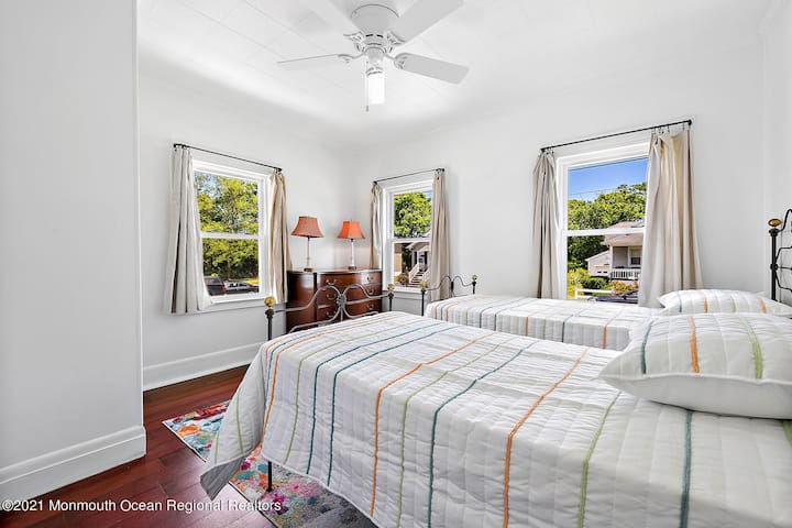 Во спалната соба бр. 2 има 2 двокреветни кревета што одговараат на антиквитети. Достапен е и простор во плакарот.  Може да ги спои двокреветните кревети. Има и нови ролетни на прозорците, како и завеси.