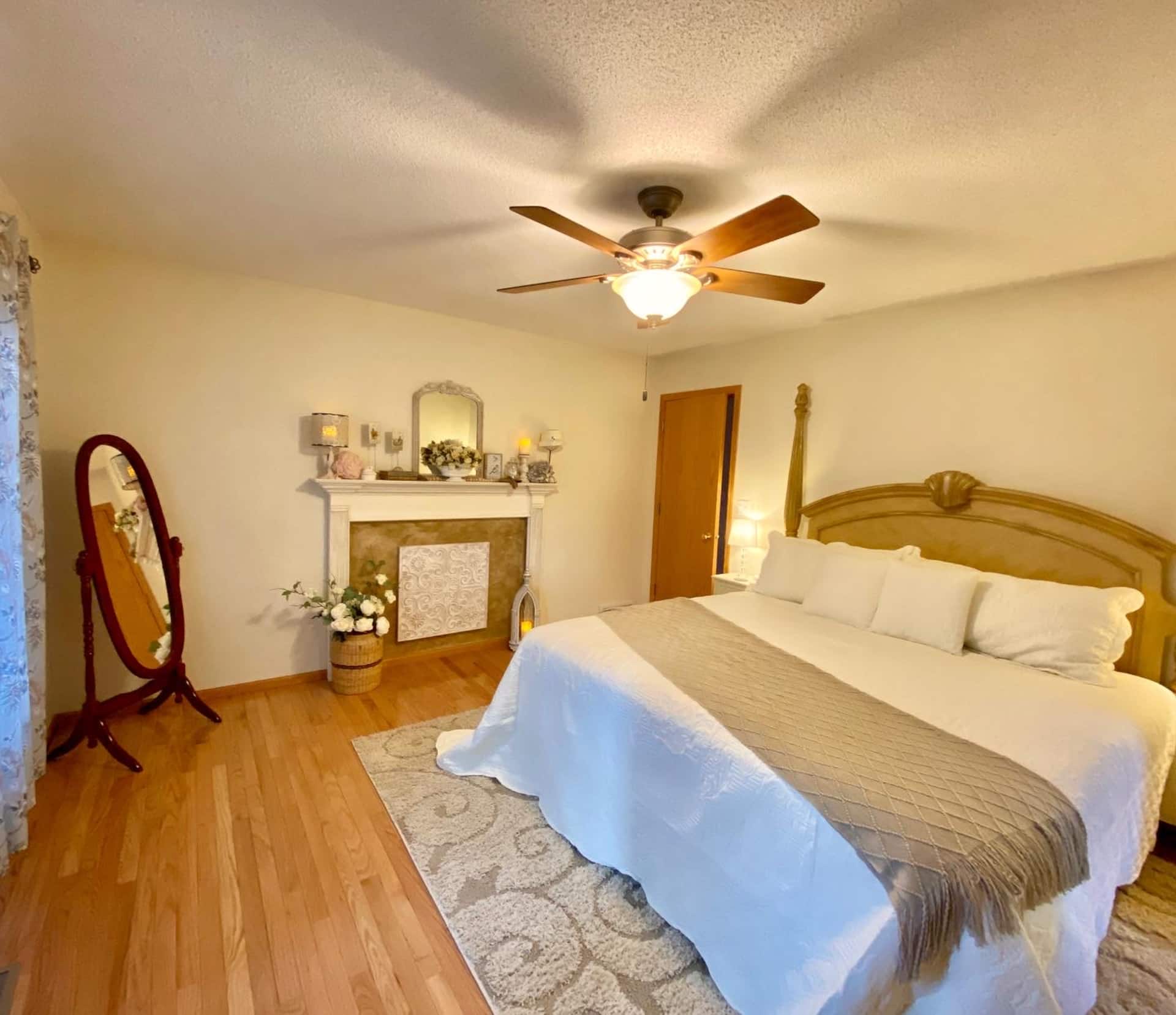 Sleeps 15 Beautiful Home on 1.2 Acre lot Minutes from Lakes, boat dock & beach — photo 5