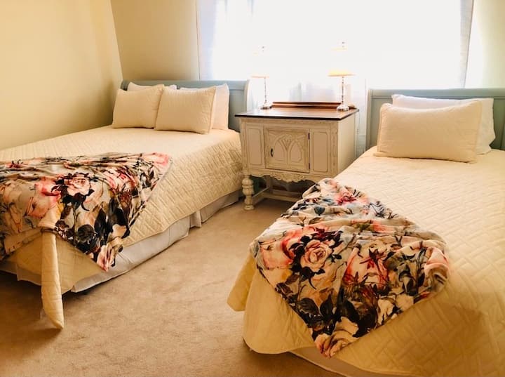 Dhomë gjumi e nivelit të ulët. 1 Queen dhe 1 krevat dopio, dollap më i madh.