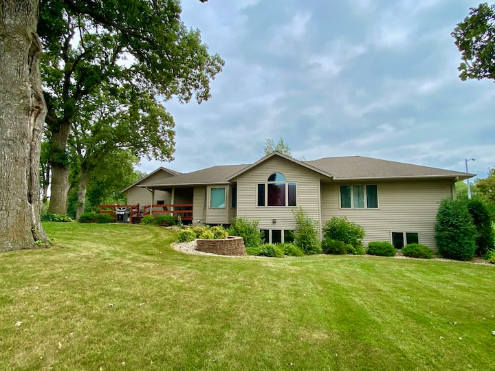 Sleeps 15 Beautiful 4 Bedroom Home close to Lake