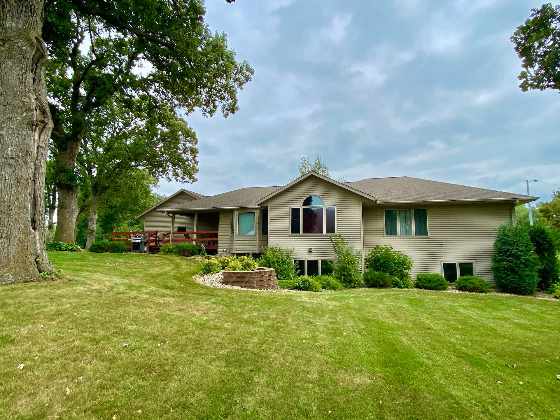 Sleeps 15 Beautiful Home on 1.2 Acre lot Minutes from Lakes, boat dock & beach