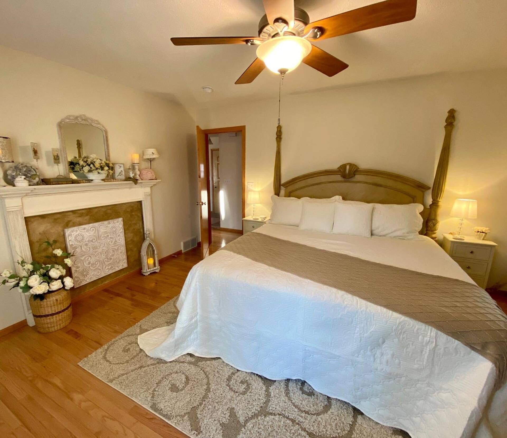 Sleeps 15 Beautiful Home on 1.2 Acre lot Minutes from Lakes, boat dock & beach — photo 4