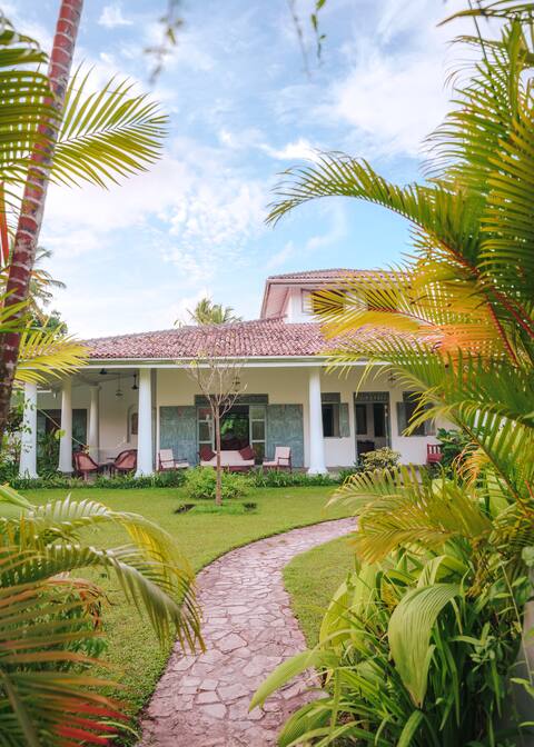 Madiha Garden: luxury villa & pool next to beach