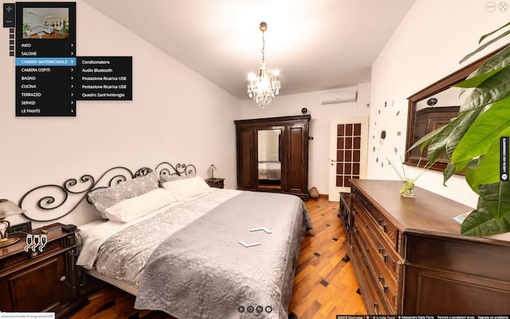 卧室、衣柜细节、梳妆台和床头柜，配备USB充电站