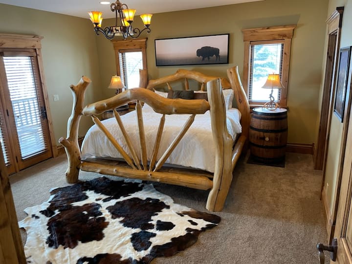 V tejto hlavnej spálni (1) s manželskou posteľou a vlastnou kúpeľňou, vrátane vírivky a súkromnej terasy, budete spať ako kráľ!  Plus veľká šatníková skriňa!