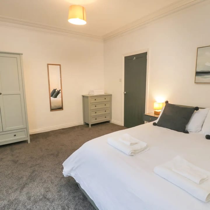 1st floor king master suite