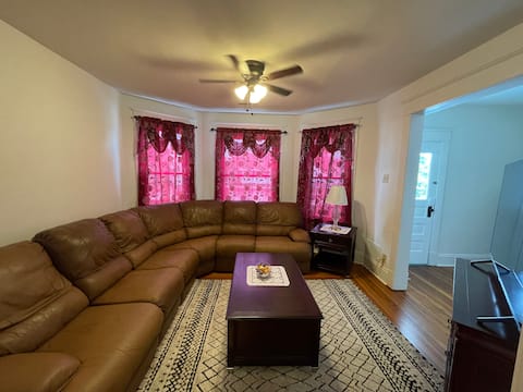 Lovely huge 3 bedroom 2 full bathroom apt