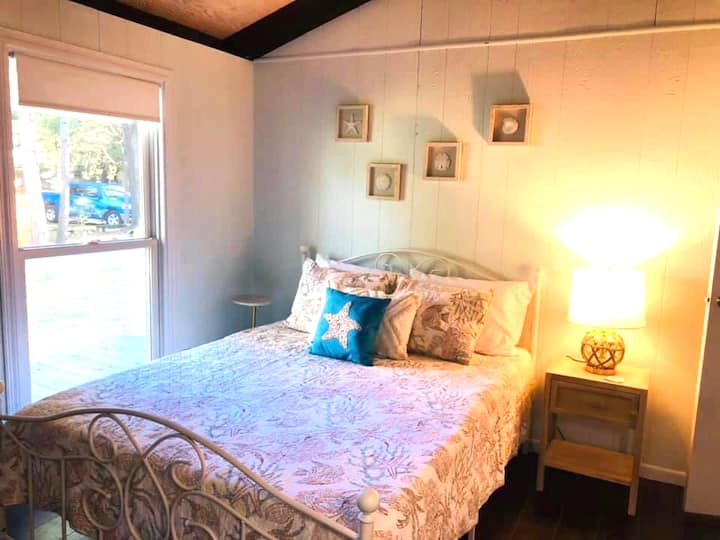 غرفة نوم تضم سرير كوين