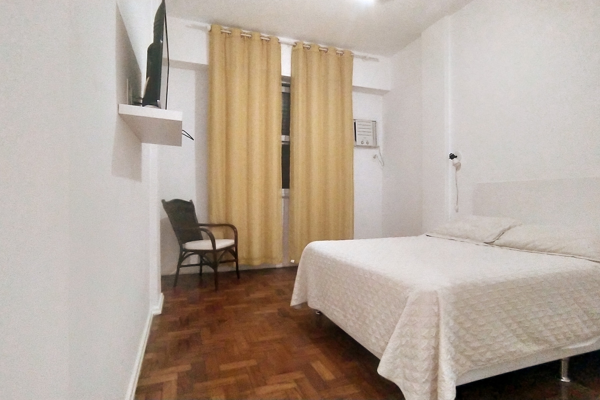 غرفة بسرير مزدوج