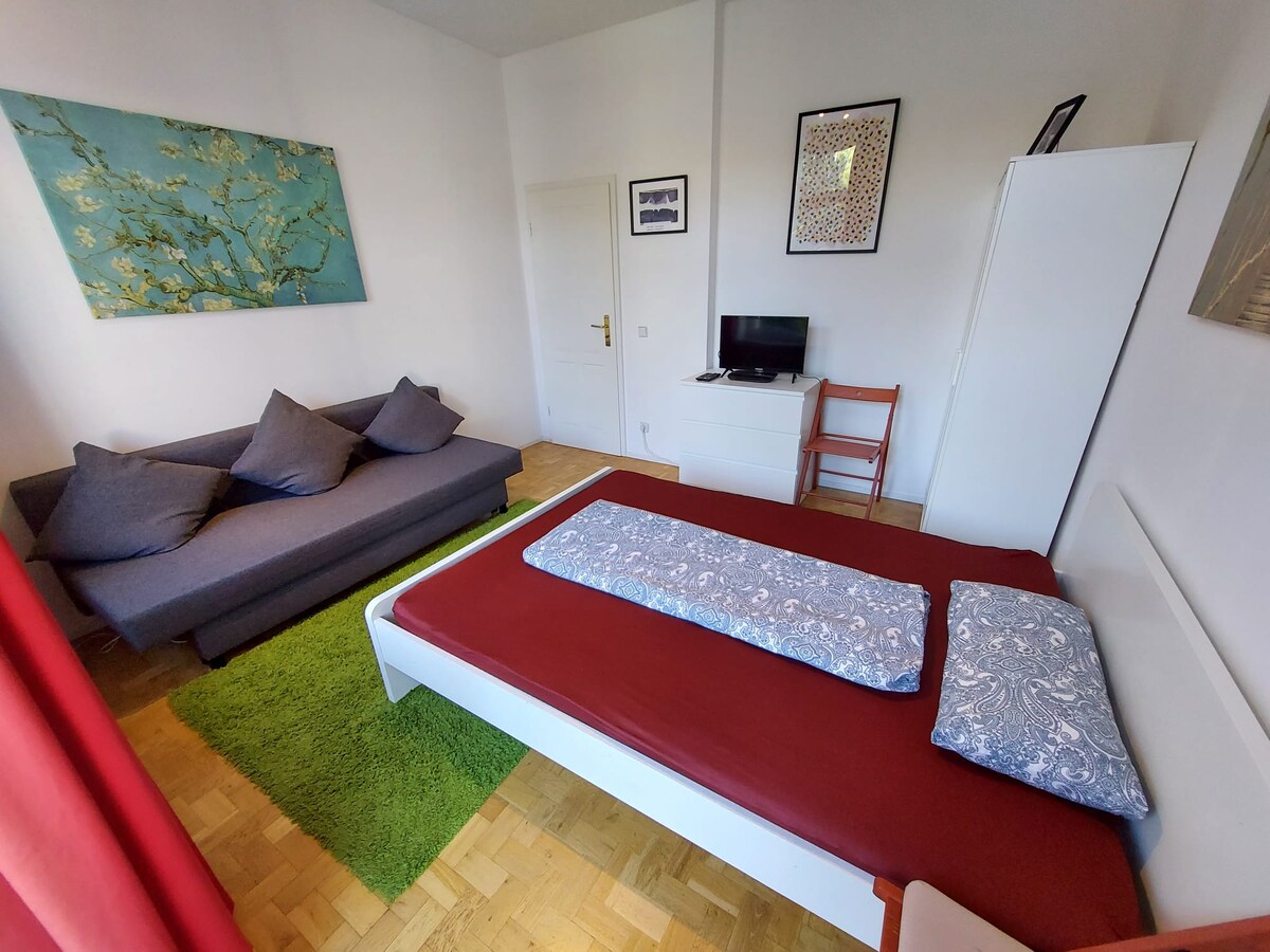 Top performing Airbnb: L Zentrum-Studio at Bayerischer Bahnhof + University Hospital in Zentrum Süd