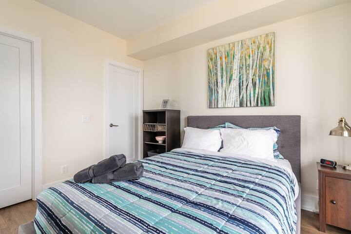 *CN Tower & Lake Views* Stylish Luxury 2Beds/2Bath gallery image 3