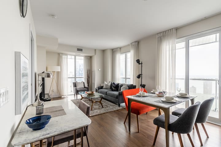 *CN Tower & Lake Views* Stylish Luxury 2Beds/2Bath