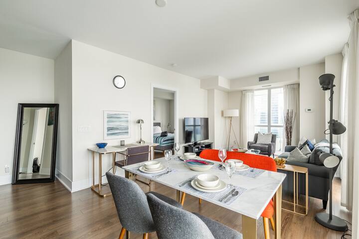 *CN Tower & Lake Views* Stylish Luxury 2Beds/2Bath gallery image 4