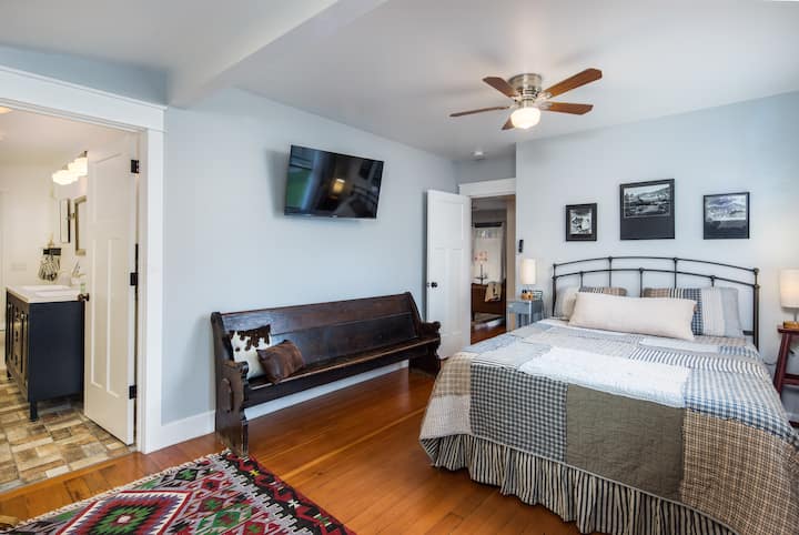 Dhoma kryesore e gjumit ka një krevat dopio "queen", televizor inteligjent dhe një banjë kryesore. 