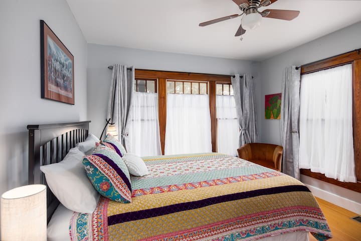 Dhoma e dytë e gjumit ka një krevat dopio "queen".