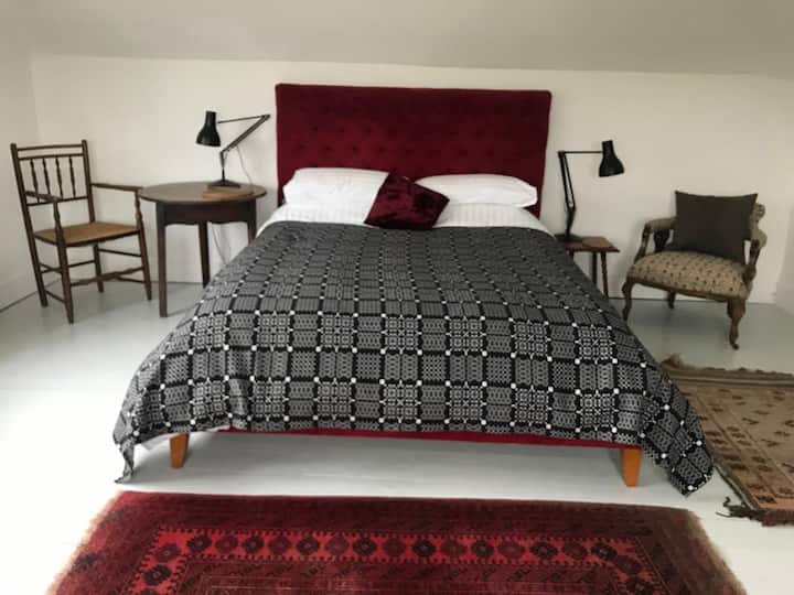 A King size (5ft) double bed in the main bedroom.
