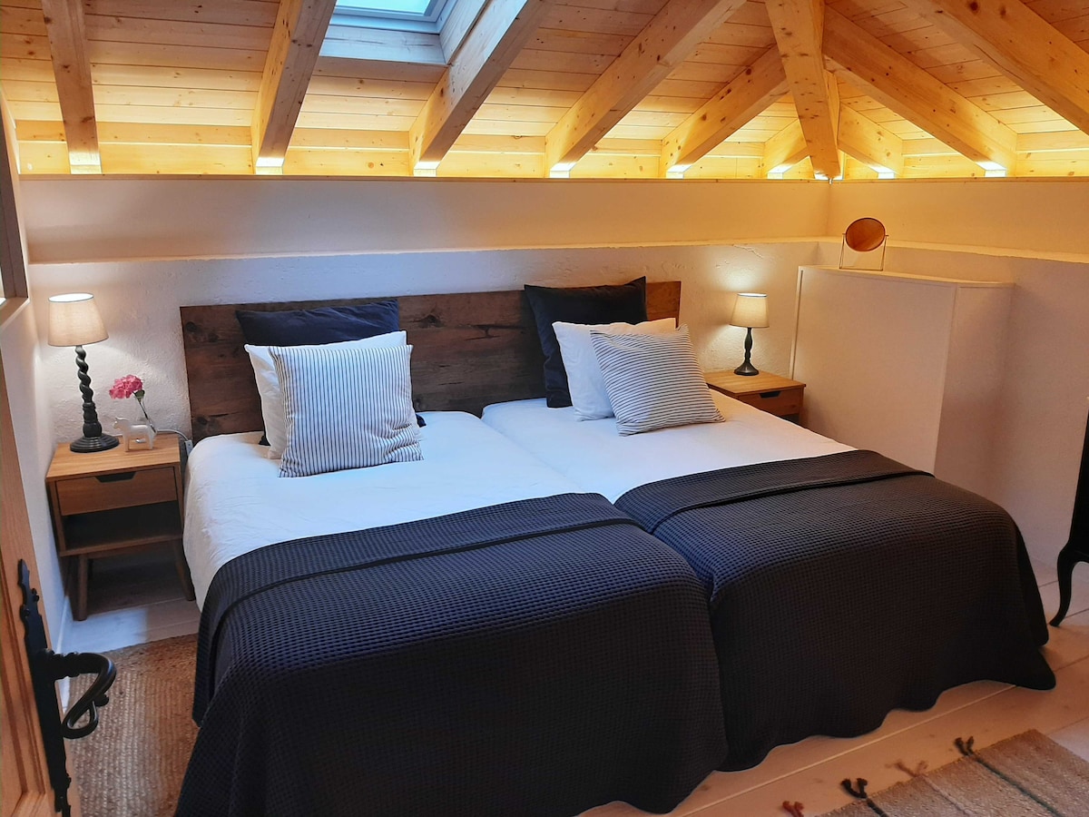 Casa del apartamento-atico de Amaloka Holiday Home.
Sastoji se od 2 kreveta dimenzija 110 x 200 cm i kreveta na kat s dva kreveta dimenzija 90 x 200 cm. Smješten u Parku prirode Armañón, Bizkaia.