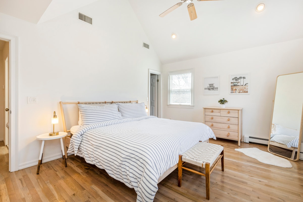 ห้องนอนใหญ่ที่ตกแต่งด้วยแสงแดดพร้อมเตียงขนาดคิงไซส์ตู้เสื้อผ้าแบบเดินเข้าออกได้และตู้เสื้อผ้าขนาดใหญ่ที่ 2