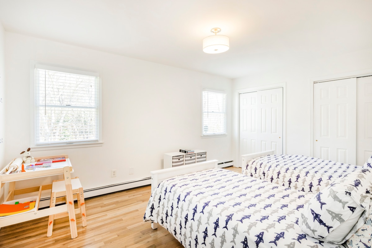 ห้องเด็กที่ได้รับแรงบันดาลใจจากการโต้คลื่นพร้อมเตียงคู่สองหลังที่สามารถเข้าร่วมเพื่อสร้างห้องนอนขนาดคิงไซส์อีกห้องได้  ห้องพักมีตู้เสื้อผ้าขนาดใหญ่ 2 ตู้และมองออกไปเห็นสวนหลังบ้าน