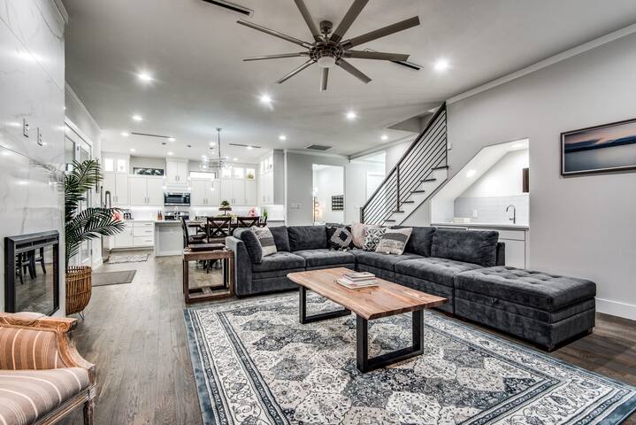 Affordable Luxury Rooftop Home – Downtown Views gallery image 4