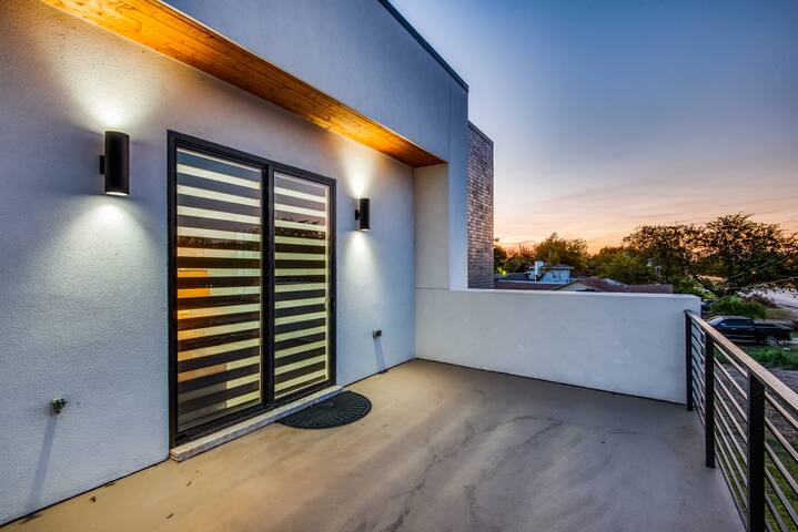 Affordable Luxury Rooftop Home – Downtown Views gallery image 3