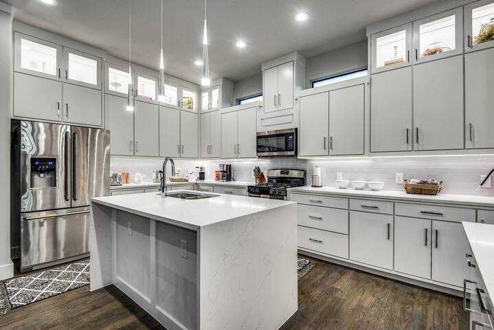 Affordable Luxury Rooftop Home – Downtown Views gallery image 5