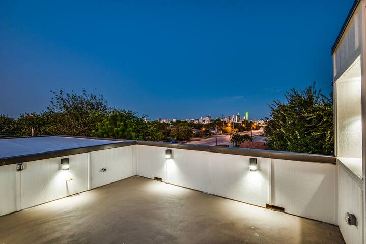 Affordable Luxury Rooftop Home – Downtown Views gallery image 2