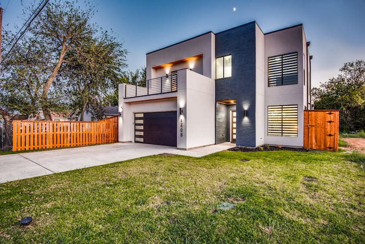 Affordable Luxury Rooftop Home – Downtown Views