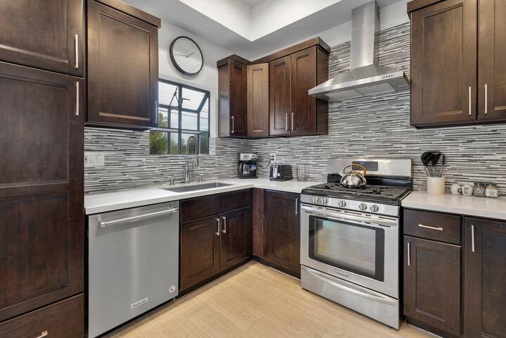 Santa Monica Adjacent King Bed 2 Car Garage