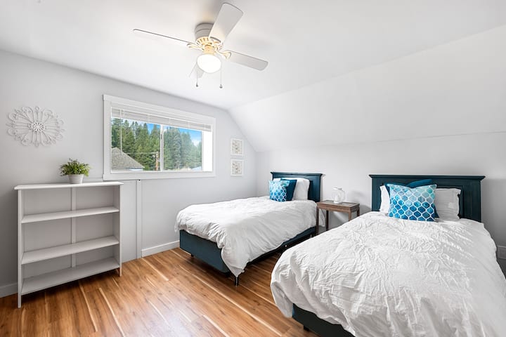 Chumba cha kulala cha 4, kilicho ghorofani, kina vitanda viwili vizuri pacha, kabati kubwa na ukaribu na Chumba cha Rec kwa wale wanaotaka kulala karibu na burudani, lakini si katikati yake.