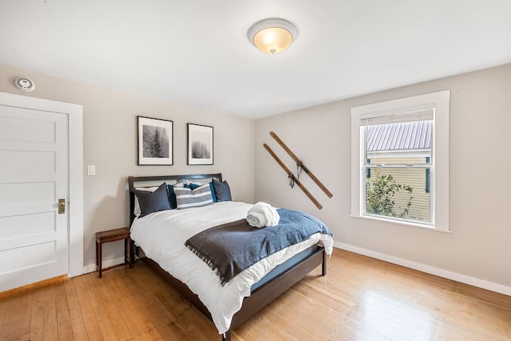 Chumba cha kulala cha 2 kimewekewa kitanda kizuri cha malkia. Mablanketi na mito ya ziada zinapatikana.