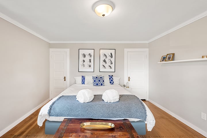 Chumba cha kulala cha 1 kina kitanda kizuri cha mfalme, kabati kubwa la kuingia na mlango wa bafu. Mablanketi na mito ya ziada zinapatikana kwenye kabati.