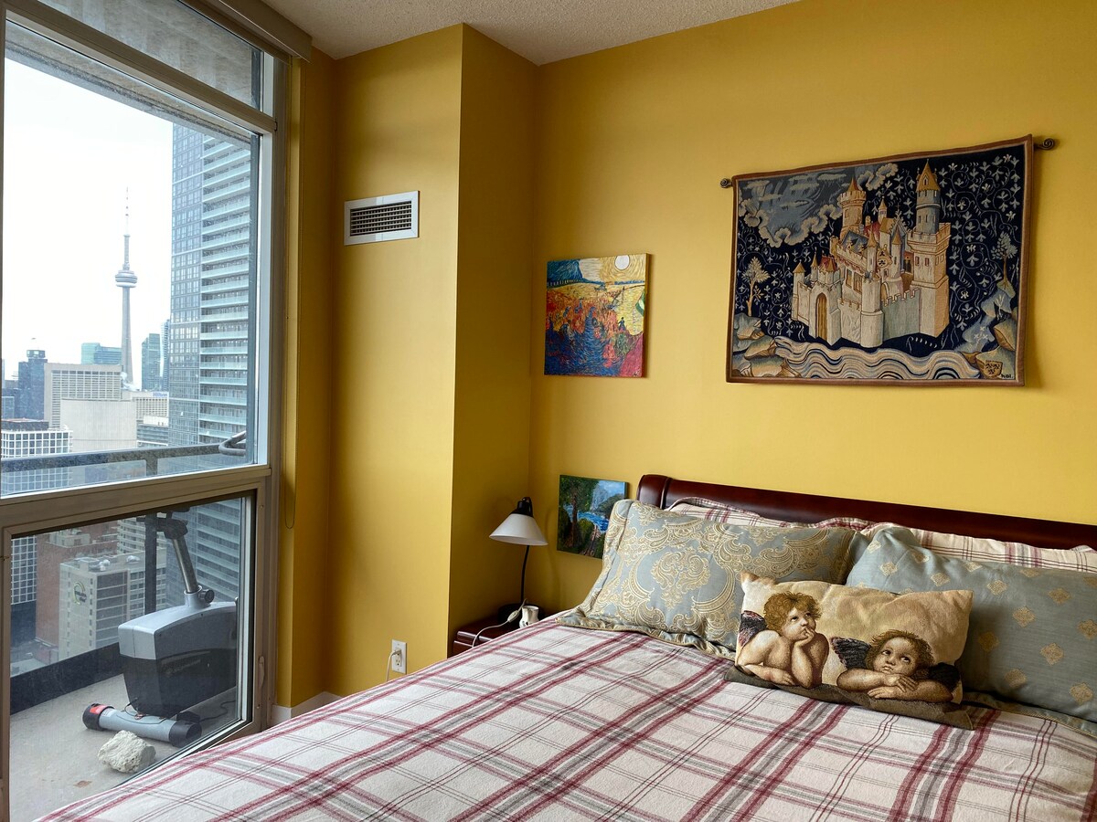 Dormitorio con cama tamaño queen y colchón cómodo de lujo