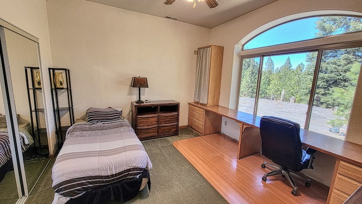 Ორადგილიანი საწოლი ქვედა სართულზე ხეობის შესანიშნავი ხედით.