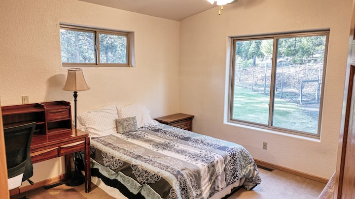 Მაღლა, ორადგილიანი საწოლი.