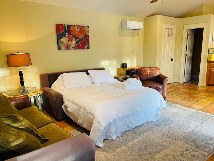 Cabaña privada con cama tamaño queen Tempurpedic más cama doble, cocina completa y baño completo. 