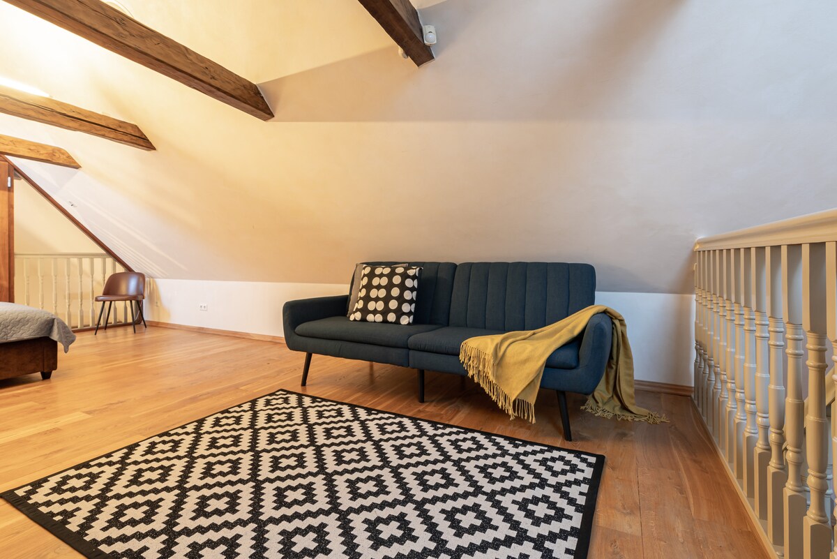 Спална соба бр. 2 со двоен кревет, кауч на спуштање и единечен кревет