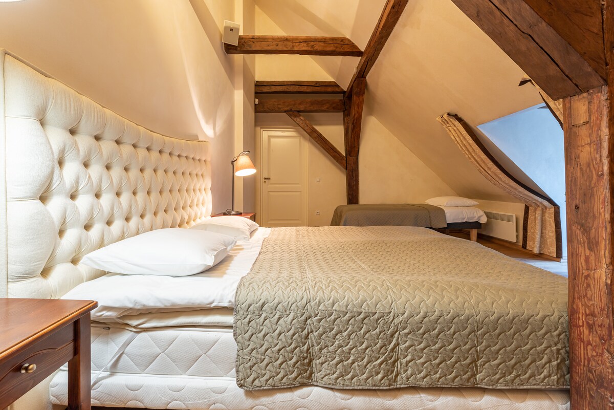 Спална соба бр. 1 со брачен и единечен кревет