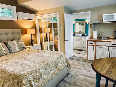 Successful Airbnb property: Adorable Private 1-Bedroom guesthouse with deck in Mount Dora