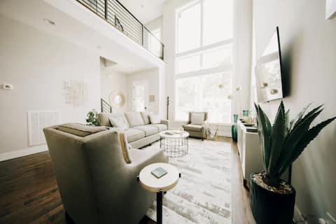 Successful Airbnb property: Beautiful Home/ Rooftop Deck- 3.5 Mi to Downtown in South Nashville