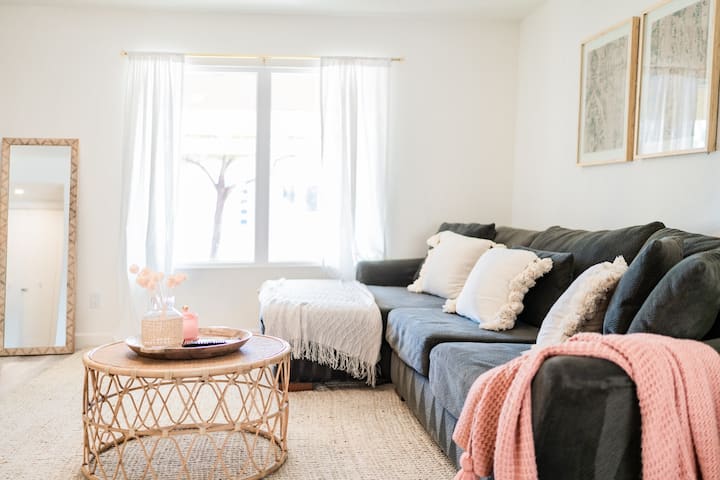 Nyumba hii inachanganya mtindo wa Boho-minimalism na mikwaruzo inayofaa. Kuanzia chumba kikuu hadi chumba cha vitanda vingi na sehemu ya kupumzika, kila sehemu imeundwa kwa mtindo wa kuvutia.