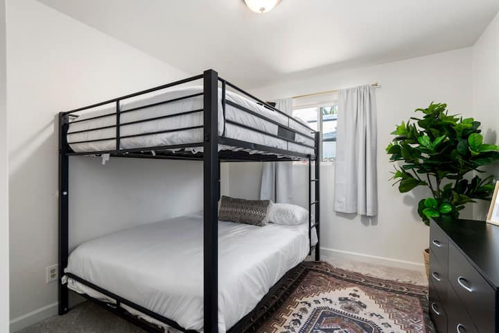 Furahia mwanga wa asili kutoka kwenye dirisha kubwa, ukisaidiwa na kuta nyeupe safi na mapambo mepesi. Chumba kinahifadhiwa kikiwa kina starehe.