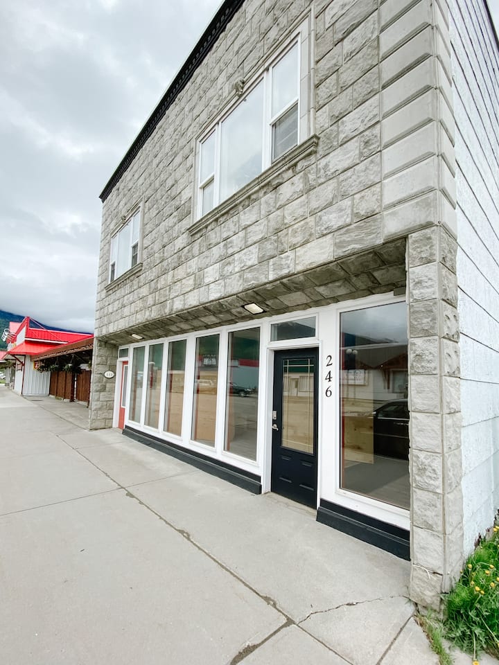 Suite Spot on Main (suite 2) Serviced apartments for Rent in McBride