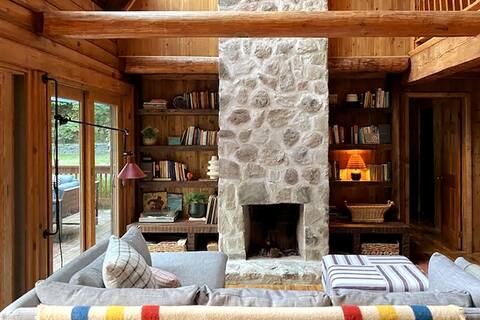 Designer Cabin w Hot Tub on 50+ Acres