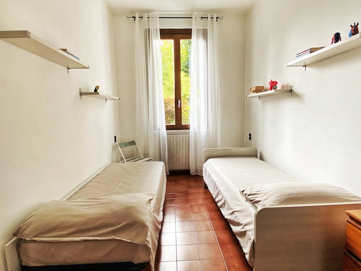 ห้องนอนเตียงใหญ่พร้อมวิวสวน