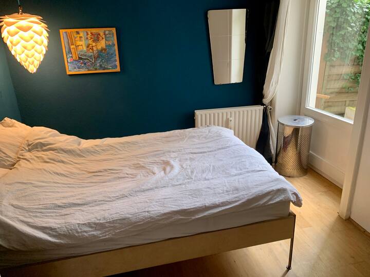 Chumba kizuri cha kulala chenye mwonekano wa bustani.