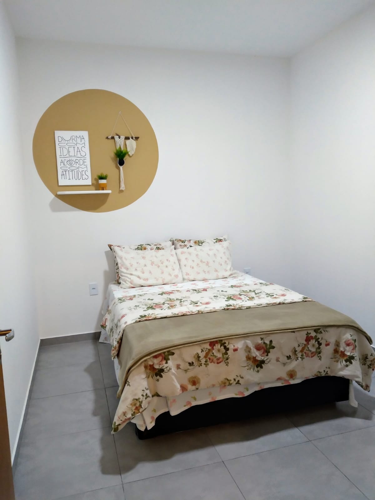 Dormitorio doble con cama de caja, aire acondicionado dividido en frío y calor, apagón, armario abierto con perchas.
La habitación tiene una puerta de vidrio para acceder al patio y proporciona una gran circulación de aire al medio ambiente.